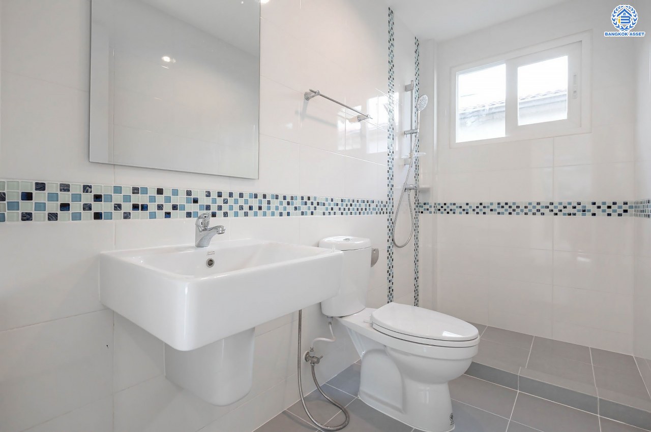 บ้านมือสองตกแต่งใหม่ โครงการ คาซ่าวิลล์ ราชพฤกษ์-แจ้งวัฒนะ จากแบรนด์ Q.House ต่อเติมครบพร้อมเข้าอยู่ เนื้อที่ 50 ตร.ว. ฟังก์ชันจัดเต็ม 3 ห้องนอน 2 ห้องน้ำ จอดรถได้ 2 คัน บนทำเลศักยภาพ ติดถนนราชพฤกษ์ ใกล้ทางด่วน "แจ้งวัฒนะ" และเซ็นทรัลแจ้งวัฒนะ